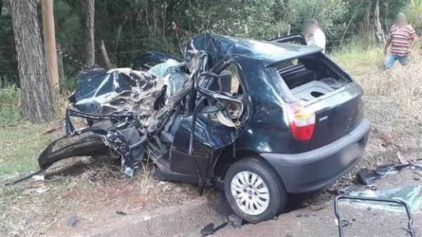 Após o impacto, os dois veículos foram parar fora da pista e o Pálio ficou completamente destruído (Foto: Polícia Rodoviária Estadual )