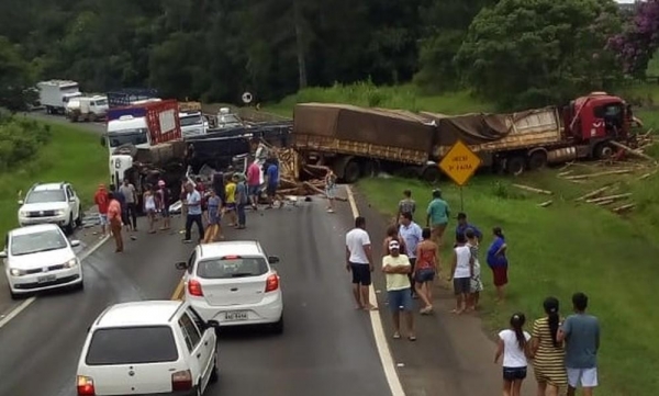 Acidente entre caminhões bloqueou parte da BR-376 — Foto: Sandro Henrique Freitas Duarte