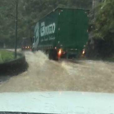 A drenagem da rodovia não suportou o volume de água (Foto: Reprodução )
