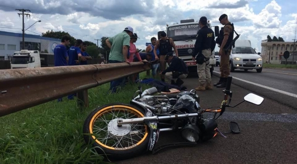 Socorristas do Siate e da concessionária que administra a rodovia prestaram atendimento ao rapaz. (Foto: Tarobá News)