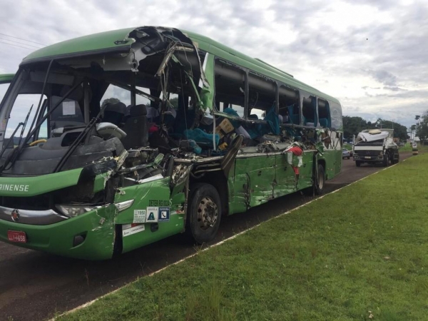 O ônibus que seguia de Lages (SC) para Foz do Iguaçu foi atingido na lateral pelo caminhã-caçamba de uma construtora de Palmas — Foto: Michelli Arenza/RPC