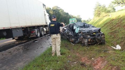 A condutora do carro de passeio, uma mulher de 35 anos, morreu no local da ocorrência.(Foto: PRF)