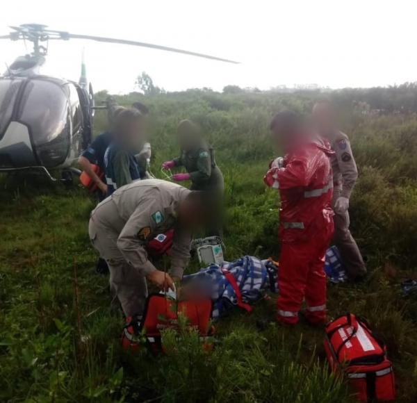 Homem foi atendido pelos bombeiros e levado de helicóptero ao hospital após ser atingido por raio, em São José dos Pinhais — Foto: Resgate Voluntário Parceiros da Vida/Divulgação