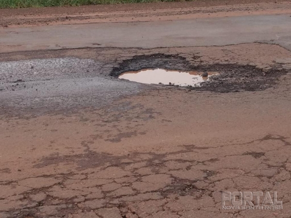 Um enorme buraco na pista tem causado transtorno aos motoristas. (Foto: Colaborador)