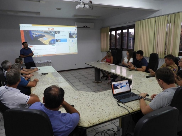O prefeito em exercício, Tiago Hansel, explica que será implantado um projeto inicial básico. (Foto: Assessoria)