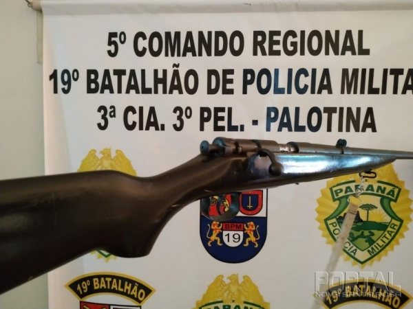 A arma e o rapaz foram encaminhados para a delegacia. (Foto: PM)