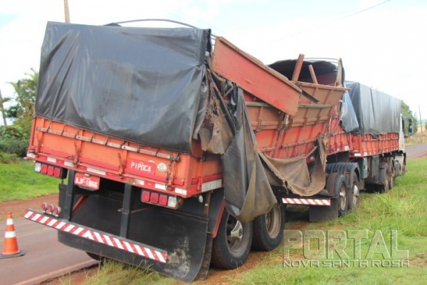 Um guincho foi acionado e destombou a carreta. (Fotos: Portal Nova Santa Rosa)
