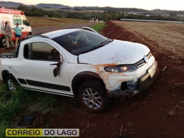 Após o atropelamento o veículo saiu da pista e colidiu em um barranco.(Foto: Correio do Lago)