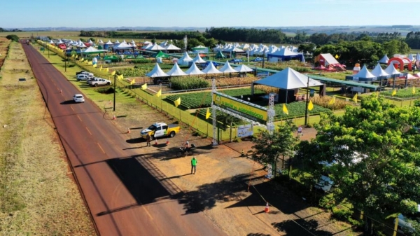 A PRE pede que os condutores dobrem atenção e reduzam a velocidade próximo a campo experimental. (Fotos: PRE)
