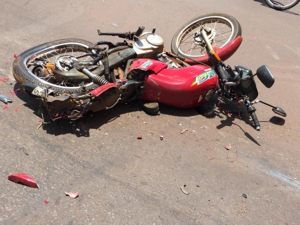 O motociclista foi arrastado para baixo da carreta (Foto: Fernanda Bourscheidt/AquiAgora.net )
