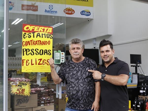 Empresários de Curitiba colocaram cartaz procurando empregados com perfil de felicidade (Foto: Valquir Aureliano)