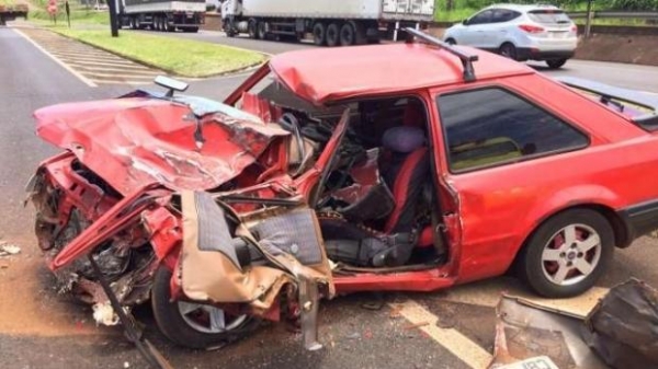 O motorista do Escort, Aristides da Cruz, de 64 anos foi encaminhado para o Hospital Universitário em estado grave.(Foto: Catve)