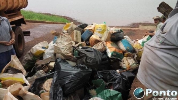 O lixo recolhido do lago, que encheu um caminhão caçamba da Prefeitura, agora foi destinado corretamente (Foto: Ponto da Notícia )