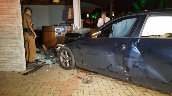 Como impacto da batida a BMW acabou batendo nos muros de uma panificadora. (Foto: CGN)