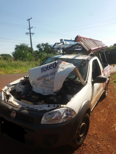 Na colisão o capô do motor da caminhoneta ficou totalmente danificado. (Fotos: PRE)
