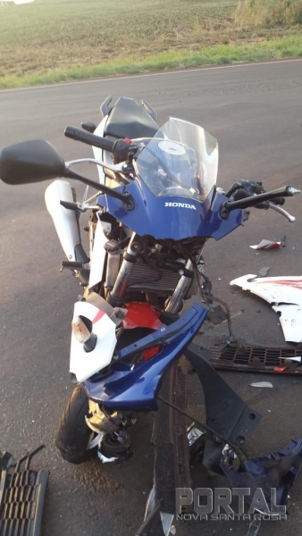 A moto ficou destruída na colisão. (Fotos: PRE)