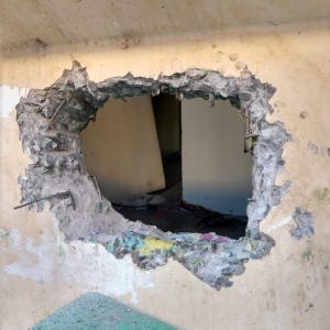 Detentos cavaram buraco em cela e fugiram da penitenciária — Foto: Corpo de Bombeiros/Divulgação