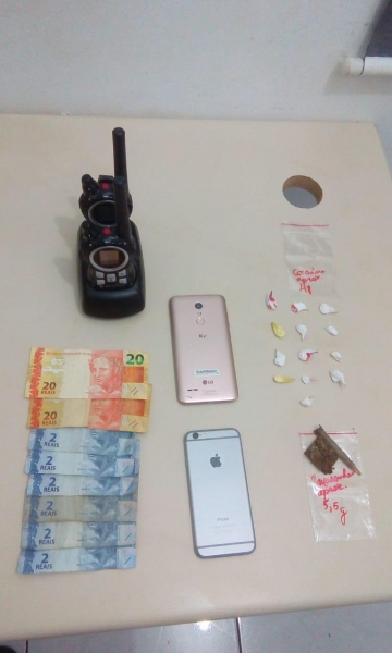 Drogas e produtos apreendidos. (Fotos: PM)