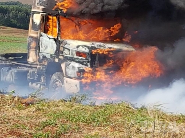 Nada pode ser feito, pois as chamas se alastraram rapidamente. (Foto Portal Palotina)