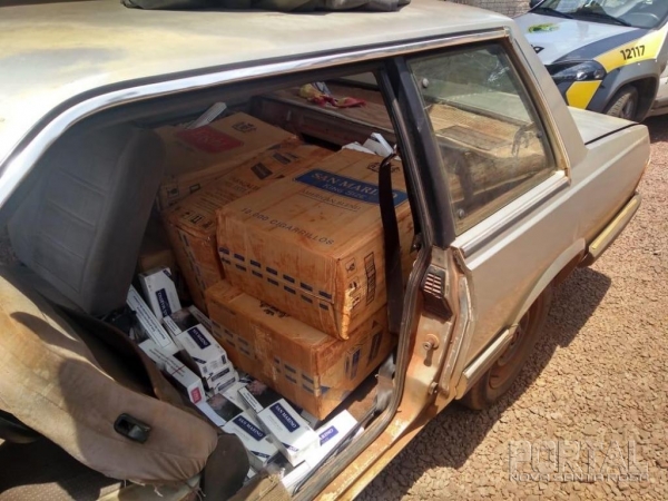 No veículo havia 450 pacotes de cigarro . (Foto: PM)