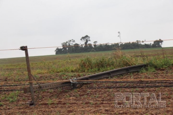 Com a força dos ventos, o poste ficou totalmente ao chão. (Foto: Portal Nova Santa Rosa)