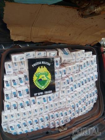 O veículo estava carregado com 33 caixas de cigarro aproximadamente. (Foto: ROTAM)