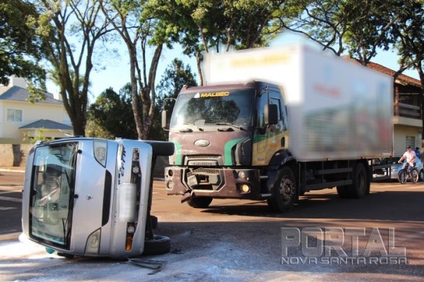O veículo tombou após o impacto. (Fotos: Portal Nova Santa Rosa)