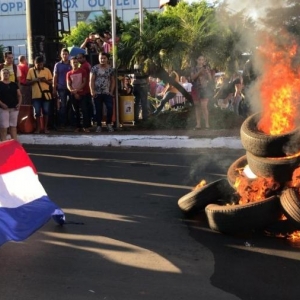 Manifestantes bloquearam ruas e colocaram fogo em pneus no centro de importados de Cidade do Leste, no Paraguai (Foto: Marcos Landin/RPC )