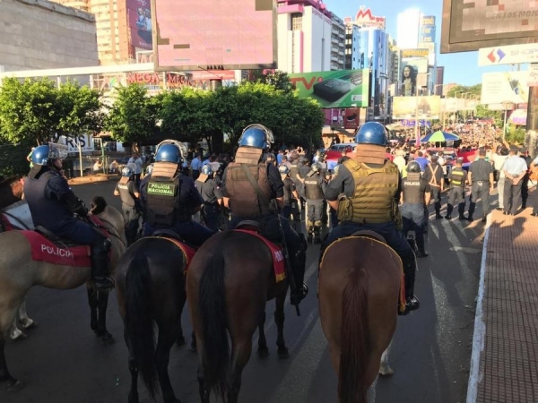Manifestantes bloquearam ruas e colocaram fogo em pneus no centro de importados de Cidade do Leste, no Paraguai (Foto: Marcos Landin/RPC )
