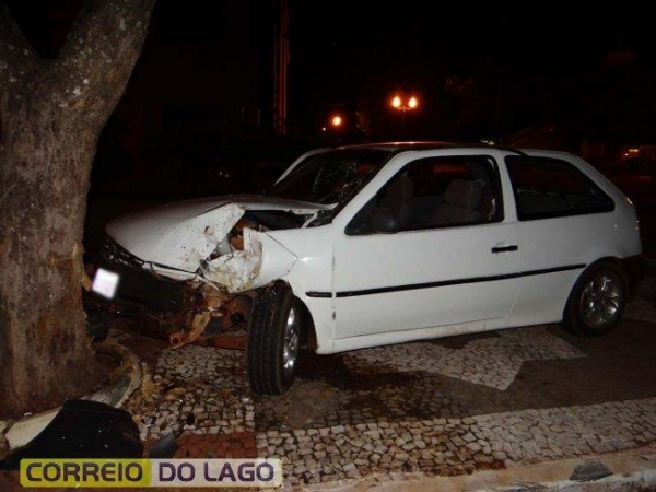Após a colisão, o condutor se evadiu abandonado o veículo no local. (Foto: Correio do Lago)