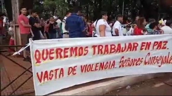 Na última quinta-feira (7) milhares de manifestantes se reuniram na Ponte da Amizade para protestar contra a prefeita Sandra Zacharias. (Foto: Catve)