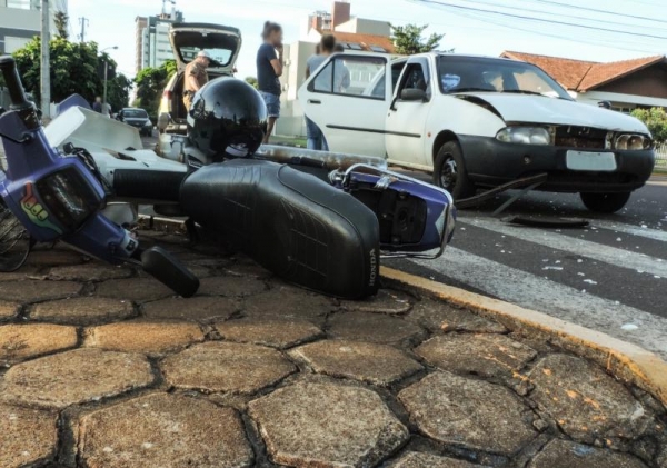 O condutor da motocicleta teve ferimentos moderados. (Fotos: Toledo News)