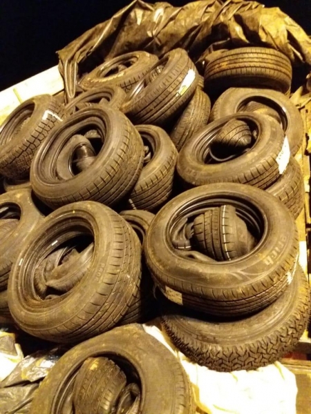 O veículo e a mercadoria foram encaminhados para a Delegacia da Receita Federal de Guaíra. (Foto: PRE)