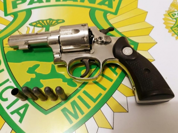 A arma foi apreendida. (Foto: PM)