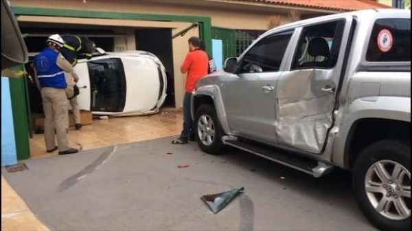 A posição que o veículo ficou na garagem da casa é inacreditável. (Foto: Catve)