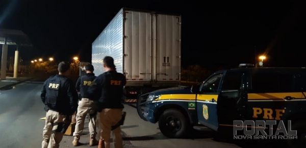 O caminhão baú era roubado e se encontrava abandonado. (Foto: PRF)