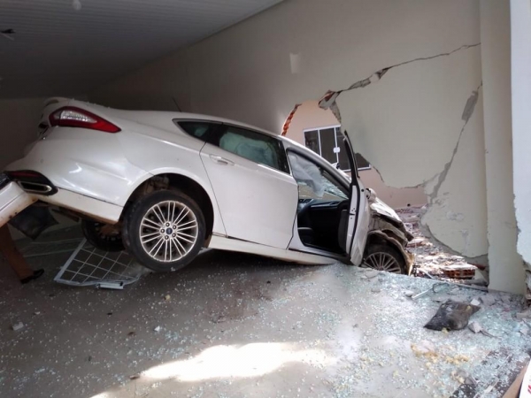 Veículo invadiu sala comercial em Umuarama — Foto: Dejair Tarocco/Arquivo pessoal