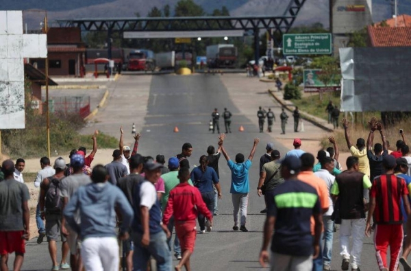 Movimento perto da fronteira entre Brasil e Venezuela em Pacaraima na manhã desta sexta (22) (Foto: Ricardo Moraes/Reuters )