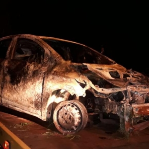 Veículo incendiado em acidente de trânsito no último dia 19. (Foto: PRE)