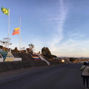 Fronteira entre Brasil e Venezuela tem policiamento reforçado na manhã de sábado (23) — Foto: Emily Costa/G1 Roraima