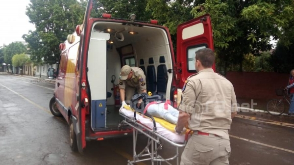 A motociclista foi socorrida e encaminhada para atendimento médico ao Hospital Rondon pela equipe do Corpo de Bombeiros (Foto: Jones Souza/AquiAgora.net )