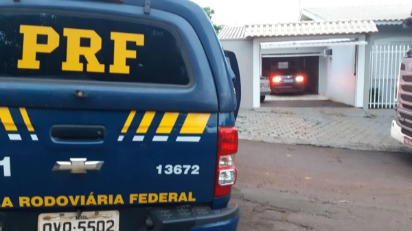 Os policiais deslocaram para o endereço indicado onde visualizaram o veículo da denúncia na garagem da residência. (Foto: PRF)