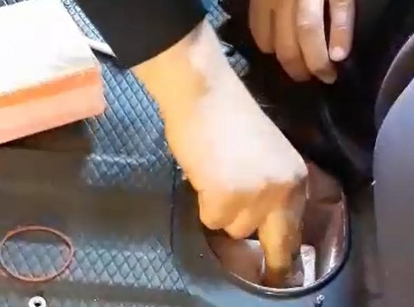 O tanque de combustível era usado para esconder a mercadoria. (Fotos: PRF)