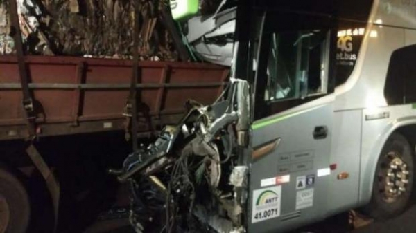 A Batida traseira deixou além da vítima fatal . (Foto: PRF)
