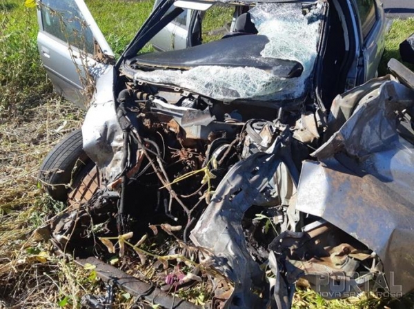 O motor do carro foi lançado a cerca de 30 metros do ponto de impacto. Fotos: PRF