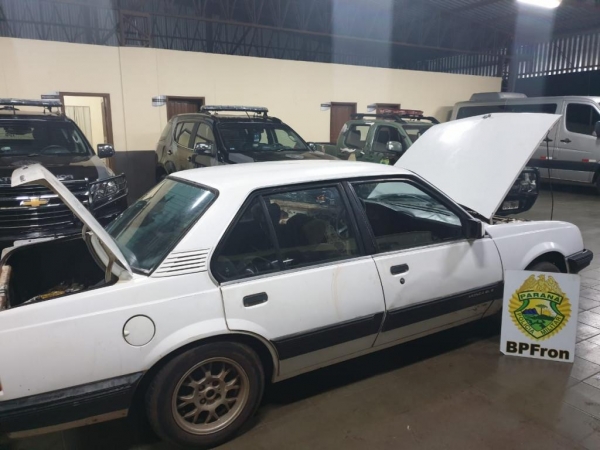 O Monza foi localizado abandonado. (Foto: BPFron)