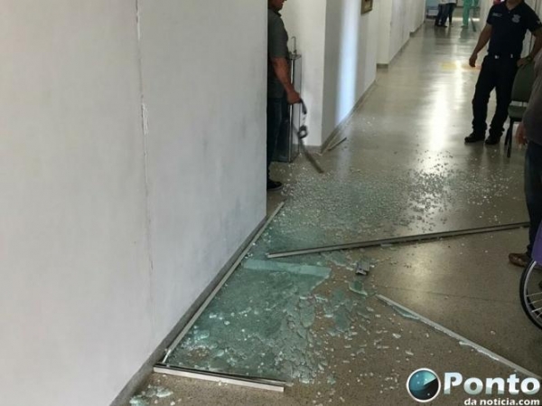 A porta de blindex da UPA foi quebrada na tentativa de fuga. (Foto: Ponto da Notícia)