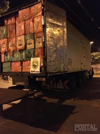  Ao abrir o furgão do caminhão foi constatado que estava completamente carregado de caixas de cigarros . (Fotos: BPFron)