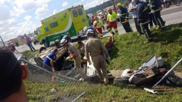 O Peugeot capotou e o outro carro também foi parar no canteiro central, junto com o caminhão.(Foto: Banda B)