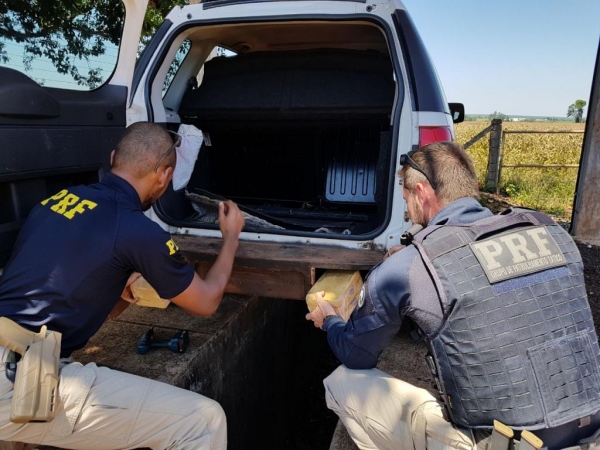 Em vistoria no veículo, os policiais encontraram acessos a um compartimento (fundo falso) no para-choque traseiro do veículo. (Foto: PRF)